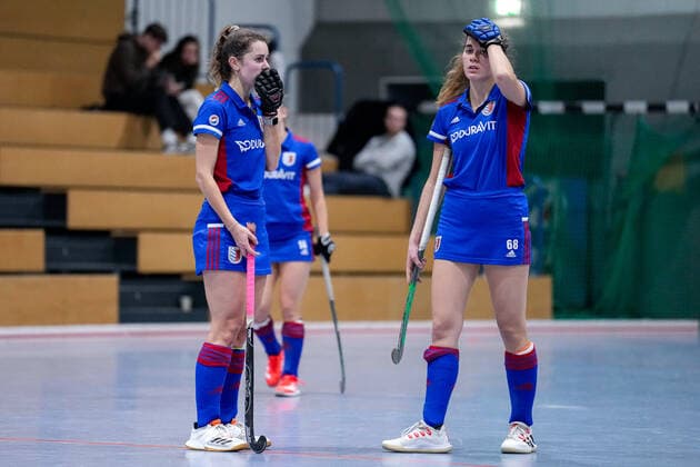 from left Leah Lörsch FHC, 84 , Anna Uhlmann FHC, 68 , Players from Feudenheimer HC, disappointed about the defeat, disappointment after the final whistle, highlight, loser, lost, frustration, disappointed, pessimistic, 17 12 2022, Mannheim Germany , indoor field hockey, 1 Bundesliga Süd, women, Feudenheimer HC TSV Mannheim xozx