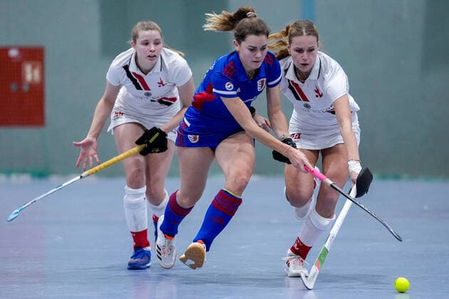 from left Lisa Schall TSVMH, 55 , Leah Lörsch FHC, 84 , Marie Neumann TSVMH, 24 , duel, game scene, duel, tackle, tackling, dynamic, action, action, 17 12 2022, Mannheim Germany , indoor field hockey, 1 Bundesliga Süd, women, Feudenheimer HC TSV Mannheim xozx