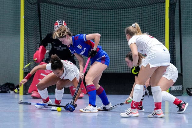 from left Tara Duus TSVMH, 17 , Leah Lörsch FHC, 84 , Kira Elena Schanzenbecher TSVMH, 41 , Greta Meissner TSVMH, 8 , duel, game scene, duel, duel, tackle, tackling, dynamic, action, action, 17 12 2022, Mannheim Germany , indoor field hockey, 1 Bundesliga Süd, women, Feudenheimer HC TSV Mannheim xozx
