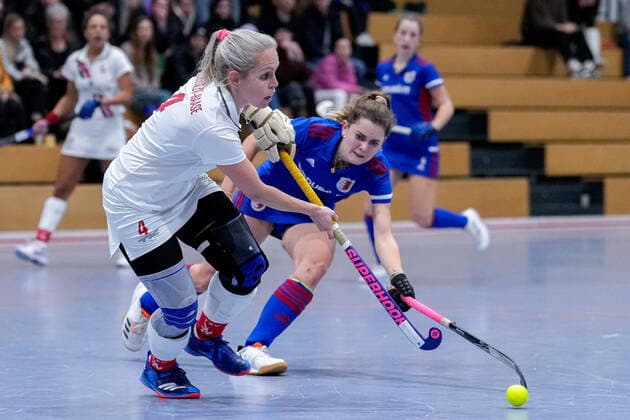 v li Lydia Bechthold Haase Lydia Haase, TSVMH, 4 , Leah Lörsch FHC, 84 , duel, game scene, duel, tackle, tackling, dynamic, action, action, 17 12 2022, Mannheim Germany , indoor field hockey, 1 Bundesliga Süd, women, Feudenheimer HC TSV Mannheim xozx