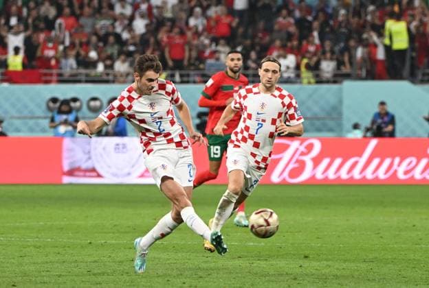 Football, Men, 2022 23 season, World Cup in Qatar, 3rd place match, Croatia Morocco 2 1 at Khalifa International Stadium in Ar Rayyan, v l Josip Stanisic Croatia , Lovro Majer Croatia , 17 12 2022, Copyright: xMatthiasxKochx