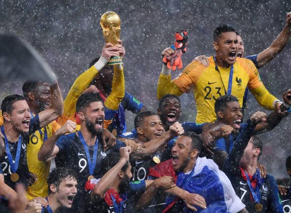 ARCHIVE PICTURE FOOTBALL World Cup 2018 Final 15 07 2018 France Croatia Presentation ceremony World champion France in the rain Forian Thauvin, goalkeeper Steve Mandanda, goalkeeper Hugo Lloris with World Cup trophy, Olivier Giroud, Kylian Mbappe, Ousmane Dembele, goalkeeper Alphonse Areola, Presnel Kimpembe back row from left Benjamin Pavard , Nabil Fekir, Corentin Tolisso and Antoine Griezmann front row from left