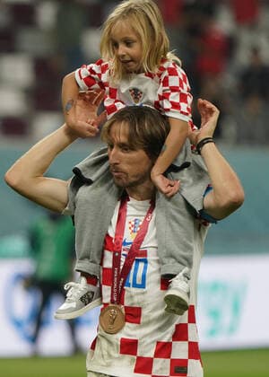 Fussball , FIFA WM 2022, Fussball World Cup Qatar 2022, Spiel um 3. Platz, Kroatien- Marokko, 17.12.2022, Khalifa International Stadion Doha Qatar, Luka Modric mit Tochter Kroatien , Aktion, Einzelbild Foto Chai von der Laage FIFA regulations prohibit any use of photographs as image sequences and or quasi-video. EDITORIAL USE ONLY, *** Football , FIFA World Cup 2022, Football World Cup Qatar 2022, Match for 3 place, Croatia Morocco, 17 12 2022, Khalifa International Stadium Doha Qatar, Luka Modric with daughter Croatia , action, single image photo Chai von der Laage FIFA regulations prohibit any use of photographs as image sequences and or quasi video EDITORIAL USE ONLY,