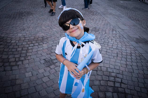 December 17, 2022, Buenos Aires, Argentina: A young fan of the Argentine national team, Nationalteam gathers in the city of Buenos Aires to show support for the team one day before the Qatar 2022 FIFA World Cup, WM, Weltmeisterschaft, Fussball final against the France national football team. Buenos Aires Argentina - ZUMAs197 20221217_zaa_s197_121 Copyright: xDiegoxRadamesx