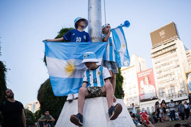 December 18, 2022, Buenos Aires, Argentina: Young fans of the Argentine national team, Nationalteam gather at various points in the city of Buenos Aires to show support for the team one day before the Qatar 2022 FIFA World Cup, WM, Weltmeisterschaft, Fussball final against the France national football team. Buenos Aires Argentina - ZUMAs197 20221218_zaa_s197_001 Copyright: xDiegoxRadamesx