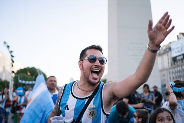 December 18, 2022, Buenos Aires, Argentina: A supporter of the Argentine national team, Nationalteam celebrates in the city of Buenos Aires to show support for the team one day before the Qatar 2022 FIFA World Cup, WM, Weltmeisterschaft, Fussball final against the France national football team. Buenos Aires Argentina - ZUMAs197 20221218_zaa_s197_003 Copyright: xDiegoxRadamesx