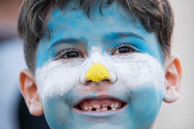 December 18, 2022, Buenos Aires, Argentina: A young fan of the Argentine national team, Nationalteam with face paintings celebrates in the city of Buenos Aires to show support for the team one day before the Qatar 2022 FIFA World Cup, WM, Weltmeisterschaft, Fussball final against the France national football team. Buenos Aires Argentina - ZUMAs197 20221218_zaa_s197_008 Copyright: xDiegoxRadamesx