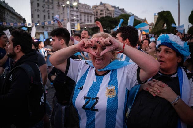 December 18, 2022, Buenos Aires, Argentina: A supporter of the Argentine national team, Nationalteam celebrates in the city of Buenos Aires to show support for the team one day before the Qatar 2022 FIFA World Cup, WM, Weltmeisterschaft, Fussball final against the France national football team. Buenos Aires Argentina - ZUMAs197 20221218_zaa_s197_009 Copyright: xDiegoxRadamesx