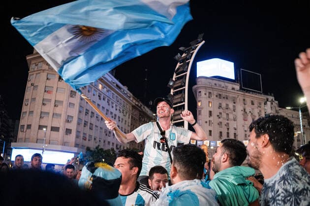 December 18, 2022, Buenos Aires, Argentina: Fans of the Argentine national team, Nationalteam gather at various points in the city of Buenos Aires to show support for the team, before the Qatar 2022 FIFA World Cup, WM, Weltmeisterschaft, Fussball final against the France national football team. Buenos Aires Argentina - ZUMAs197 20221218_zaa_s197_013 Copyright: xDiegoxRadamesx