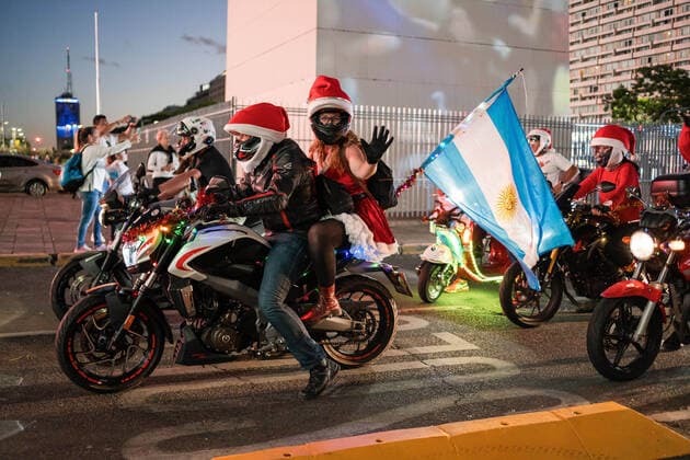 December 18, 2022, Buenos Aires, Argentina: Fans of the Argentine national team, Nationalteam wear father Christmas costumes as they celebrate in the city of Buenos Aires to show support for the team one day before the Qatar 2022 FIFA World Cup, WM, Weltmeisterschaft, Fussball final against the France national football team. Buenos Aires Argentina - ZUMAs197 20221218_zaa_s197_014 Copyright: xDiegoxRadamesx