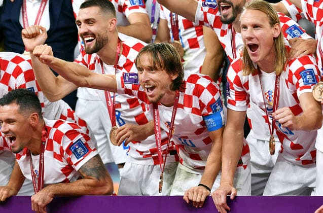 Fussball Weltmeisterschaft, Herren, Qatar 2022, Spiel um Platz 3, Khalifa International Stadium, Frankreich - Marokko 2:1; Dejan Lovren (KRO), Mateo Kovacic (KRO), Luka Modric (KRO) und Domagoj Vida (KRO) bei der Siegerehrung. Jubel, Freude, Aktion. FIFA REGULATIONS PROHIBIT ANY USE OF PHOTOGRAPHS AS IMAGE SEQUENCES AND OR QUASI-VIDEO *** Football World Cup, Men, Qatar 2022, Match for 3rd place, Khalifa International Stadium, France Morocco 2 1 Dejan Lovren CRO , Mateo Kovacic CRO , Luka Modric CRO and Domagoj Vida CRO at the award ceremony Cheers, joy, action FIFA REGULATES PROHIBIT ANY USE OF PHOTOGRAPHS AS IMAGE SEQUENCES AND OR QUASI VIDEO