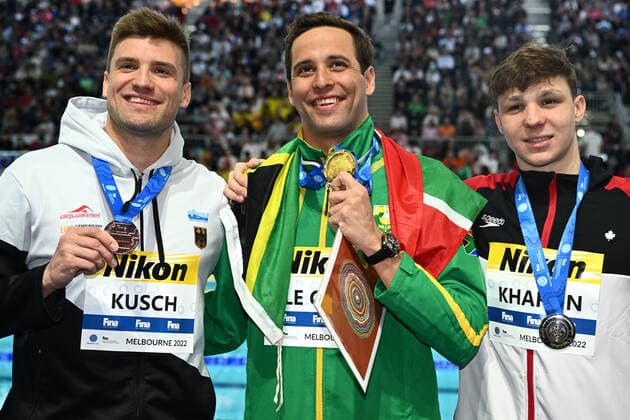 Bilder des Jahres 2022, Sport 12 Dezember Sport Themen der Woche KW50 Sport Bilder des Tages SWIMMING SHORT COURSE CHAMPIONSHIPS, (L-R) Marius Kusch of Germany, Chad le Clos of South Africa and Ilya Kharun of Canada celebrate with their medals after the Men?s 100m Butterfly final on Day 6 of the 2022 FINA World Swimming Championships at the Melbourne Sports and Aquatic Centre in Melbourne, Sunday, December 18, 2022. ( NO ARCHIVING, EDITORIAL USE ONLY, NO USE IN BOOKS WITHOUT CONSENT MELBOURNE VICTORIA AUSTRALIA  Copyright: xJOELxCARRETTx 20221218001743804998