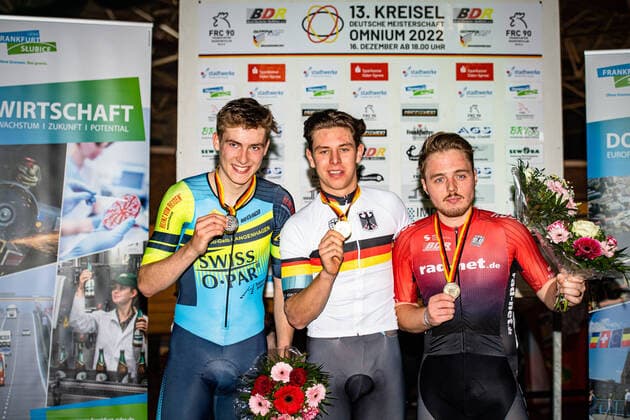 Bilder des Jahres 2022, Sport 12 Dezember Sport Themen der Woche KW50 Sport Bilder des Tages SCHRÖDER Jasper, TEUTENBERG Tim Torn, MALCHAREK Moritz: DM Omnium 2022 - Frankfurt Oder SCHRÖDER Jasper ( GER ) RC Blau Gelb v. 1927 Langenhagen - Second Place - TEUTENBERG Tim Torn ( GER ) Team Leopard Pro Cycling - Winner - First Place - MALCHAREK Moritz ( GER ) rad-net ROSE Team - Third Place - Award Ceremony - Medal Ceremony - Podium .- Querformat - quer - horizontal - Landscape - Event Veranstaltung: DM Omnium 2022 - Deutsche Meisterschaft - Category Kategorie: Cycling - Track cycling, Rad, Radsport, Bahnrad, Bahn National Championship Omnium - Elite Men and Women - Location Ort: Europe Germany - Brandenburg - Märkisch Oderland - Frankfurt Oder - Oderlandhalle - Discipline: Omnium - Distance: ... m - Date Datum: 17.12.2022 Saturday Day 2 - *** SCHRÖDER Jasper, TEUTENBERG Tim Torn, MALCHAREK Moritz DM Omnium 2022 Frankfurt Oder SCHRÖDER Jasper GER RC Blau Gelb v 1927 Langenhagen Second Place TEUTENBERG Tim Torn GER Team Leopard Pro Cycling Winner First Place MALCHAREK Moritz GER rad net ROSE Team Third Place Award Ceremony Medal Ceremony Podium Landscape landscape horizontal Landscape Event Event DM Omnium 2022 German Championship Category Category Cycling Track Cycling National Championship Omnium Elite Men and Women Location Place Europe Germany Brandenburg Märkisch Oderland Frankfurt Oder Oderlandhalle Discipline Omnium Distance m Date Date 17 12 2022 Saturday Day 2