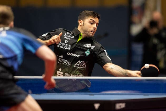 Table tennis 1 Bundesliga, season 2022 2023, 10 match day, TTC Schwalbe Bergneustadt Werder Bremen on 18 12 2022 in Bergneustadt North Rhine Westphalia Bremens Marcelo Aguirre behind against Bergneustadts Benedikt Duda Copyright: xGuidoxKirchnerx
