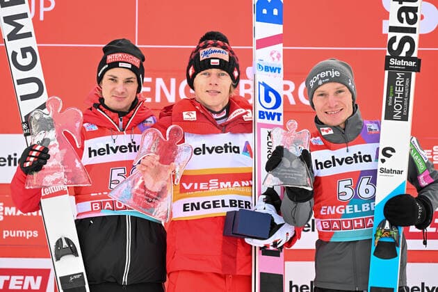 Bilder des Jahres 2022, Sport 12 Dezember Sport Themen der Woche KW50 Sport Bilder des Tages NORDIC SKIING - FIS WC Engelberg ENGELBERG,SWITZERLAND,18.DEC.22 - NORDIC SKIING, Ski jumping, Skispringen, Ski, nordisch - FIS World Cup, large hill, men. Image shows the podium: Manuel Fettner (AUT), Dawid Kubacki (POL) and Anze Lanisek (SLO).  GEPAxpictures xOliverxLerch