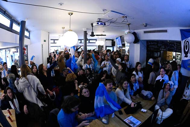 Les supporters de l Argentine au Cafe El Sur Ã Paris - ambiance - FOOTBALL : Les supporters de l Argentine - Paris - 18 12 2022 FedericoPestellini Panoramic 