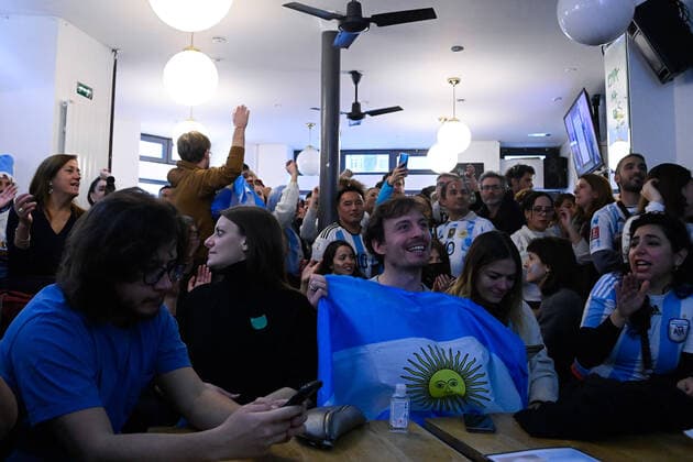 Les supporters de l Argentine au Cafe El Sur Ã Paris - ambiance - FOOTBALL : Les supporters de l Argentine - Paris - 18 12 2022 FedericoPestellini Panoramic 