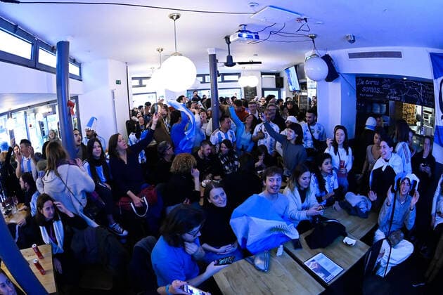 Les supporters de l Argentine au Cafe El Sur Ã Paris - ambiance - FOOTBALL : Les supporters de l Argentine - Paris - 18 12 2022 FedericoPestellini Panoramic 