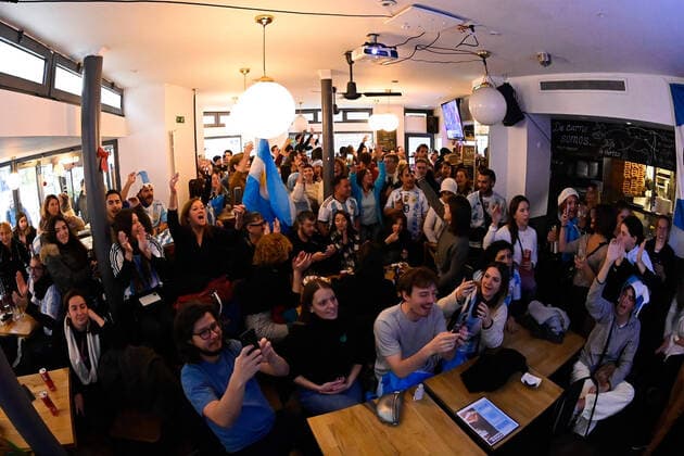 Les supporters de l Argentine au Cafe El Sur Ã Paris - ambiance - FOOTBALL : Les supporters de l Argentine - Paris - 18 12 2022 FedericoPestellini Panoramic 