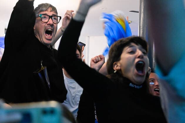 Les supporters de l Argentine au Cafe El Sur Ã Paris - ambiance - FOOTBALL : Les supporters de l Argentine - Paris - 18 12 2022 FedericoPestellini Panoramic 