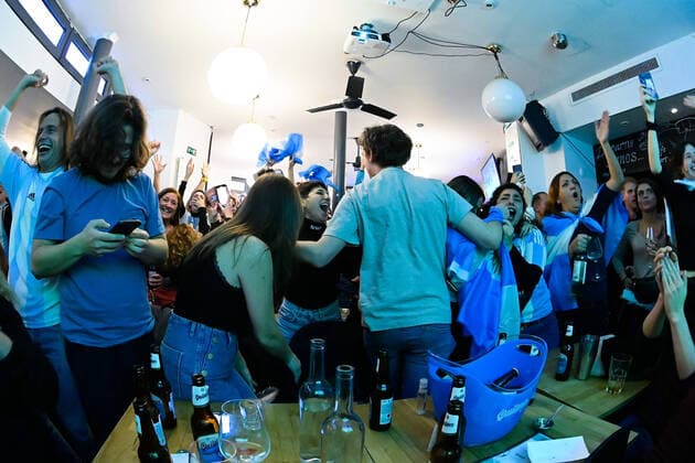 Les supporters de l Argentine au Cafe El Sur Ã Paris - ambiance - FOOTBALL : Les supporters de l Argentine - Paris - 18 12 2022 FedericoPestellini Panoramic 