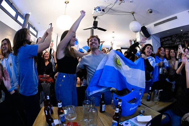 Les supporters de l Argentine au Cafe El Sur Ã Paris - ambiance - FOOTBALL : Les supporters de l Argentine - Paris - 18 12 2022 FedericoPestellini Panoramic 