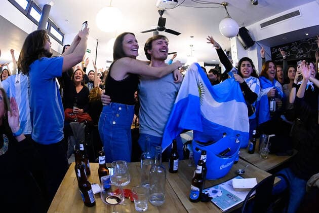 Les supporters de l Argentine au Cafe El Sur Ã Paris - ambiance - FOOTBALL : Les supporters de l Argentine - Paris - 18 12 2022 FedericoPestellini Panoramic 