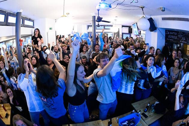 Les supporters de l Argentine au Cafe El Sur Ã Paris - ambiance - FOOTBALL : Les supporters de l Argentine - Paris - 18 12 2022 FedericoPestellini Panoramic 