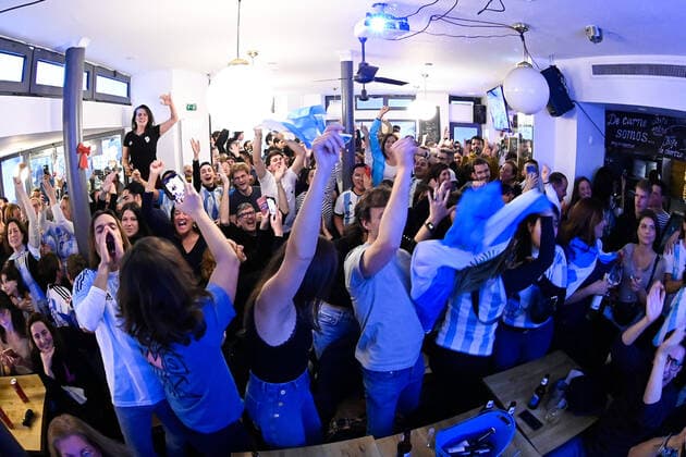 Les supporters de l Argentine au Cafe El Sur Ã Paris - ambiance - FOOTBALL : Les supporters de l Argentine - Paris - 18 12 2022 FedericoPestellini Panoramic 