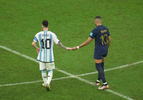 Sport Themen der Woche KW50 Sport Bilder des Tages (221218) -- LUSAIL, Dec. 18, 2022 -- Lionel Messi (L) of Argentina greets Kylian Mbappe of France during the Final between Argentina and France at the 2022 FIFA World Cup, WM, Weltmeisterschaft, Fussball at Lusail Stadium in Lusail, Qatar, Dec. 18, 2022. ) (SP)QATAR-LUSAIL-2022 WORLD CUP-FINAL-ARG VS FRA PanxYulong 