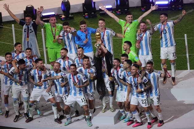 Argentina v France 2022 FIFA World Cup, WM, Weltmeisterschaft, Fussball Argentina lift the World Cup trophy during the 2022 FIFA World Cup Final between Argentina and France at Lusail Stadium, Lusail Content Not Available For UK Newspapers Copyright: xPaulxChestertonx FIL-17843-0378 UK Newspapers OUT
