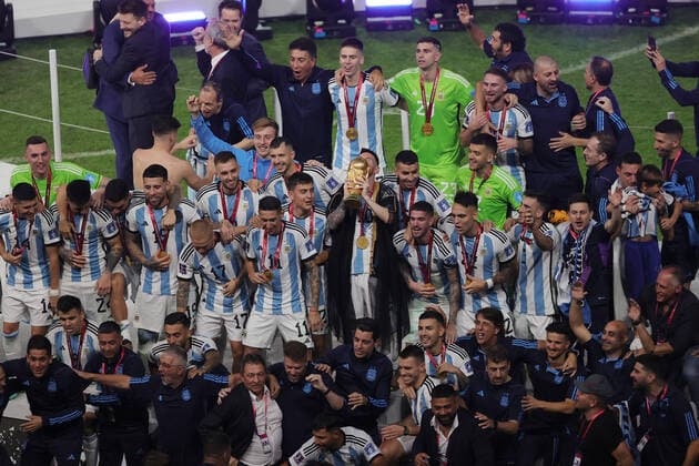 Argentina v France 2022 FIFA World Cup, WM, Weltmeisterschaft, Fussball Lionel Messi of Argentina and team mates lift the World Cup during the 2022 FIFA World Cup Final between Argentina and France at Lusail Stadium, Lusail Content Not Available For UK Newspapers Copyright: xPaulxChestertonx FIL-17843-0383 UK Newspapers OUT