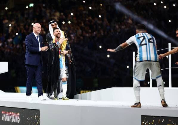 Sport Bilder des Tages Mandatory Credit: Photo by Kieran McManus Shutterstock (13670809hl) Lionel Messi with the World Cup trophy after Argentina win the World Cup with FIFA President Gianni Infantino and Sheikh Tamim bin Hamad Al Thani Argentina v France, FIFA World Cup, WM, Weltmeisterschaft, Fussball 2022, Final, Football, Lusail Stadium, Al Daayen, Qatar - 18 Dec 2022 Editorial Use Only Argentina v France, FIFA World Cup 2022, Final, Football, Lusail Stadium, Al Daayen, Qatar - 18 Dec 2022 Editorial Use Only Copyright: xKieranxMcManus Shutterstockx 13670809hl