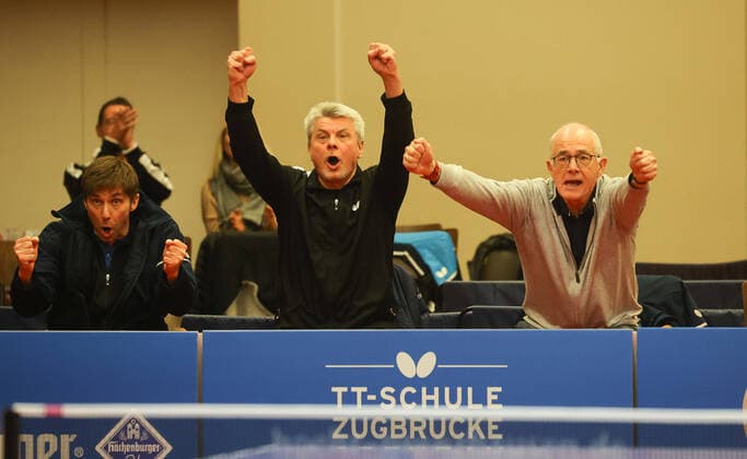 Grenzau bench cheers Slobodan Grujic, Anton Stefko and Markus Stroeher Grenzau , TTC Zugrbruecke Grenzau PSV Borussia Duesseldorf,, 10 Matchday, Table Tennis Bundesliga Men, 18 12 2022, TTC Zugrbuecke Grenzau PSV Borussia Duesseldorf,, 10 Matchday, Table Tennis Bundesliga Men, 18 12 2022, Photo EIBNER Joerg Niebergall Hoehr Grenzhausen Copyright: xJoergxNiebergall Eibner-Pressefox EP_JNL