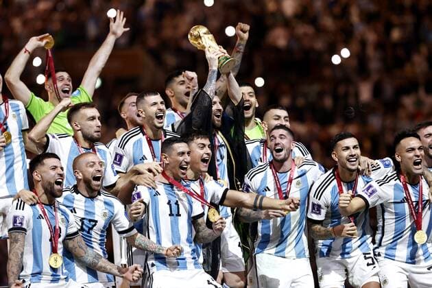 AL DAAYEN Argentina goalkeeper Franco Armani, Juan Foyth of Argentina, Nicolas Tagliafico of Argentina, Gonzalo Montiel of Argentina, Leandro Daniel Paredes of Argentina, German Pezzella of Argentina, Rodrigo De Paul of Argentina, Marcos Acuna of Argentina, Julian Alvarez of Argentina, Lionel Messi of Argentina, Angel Di Maria of Argentina, Argentina goalkeeper Geronimo Rulli, Cristian Romero of Argentina, Exequiel Palacios of Argentina, Angel Correa of Argentina, Thiago Almada of Argentina, Alejandro Gomez of Argentina, Guido Rodriguez of Argentina, Nicolas Otamendi of Argentina , Alexis Mac Allister of Argentina, Paulo Dybala of Argentina, Lautaro Martinez of Argentina, Argentina goalkeeper Damian Martinez, Enzo Fernandez of Argentina, Lisandro Martinez of Argentina, Nahuel Molina of Argentina, Argentina coach Lionel Scaloni with world cup trophy, FIFA World Cup trophy after the FIFA World Cup Qatar 2022 final match between Argentina and France at the Lusail Stadium on December 18, 2022 in Al Daayen, Qatar AP Dutch Height MAURICE OF STONE FIFA World Cup Qatar 2022 2022 xVIxANPxSportx xMauricexvanxSteenxWKxIVx 459613303 originalFilename: 459613303.jpg