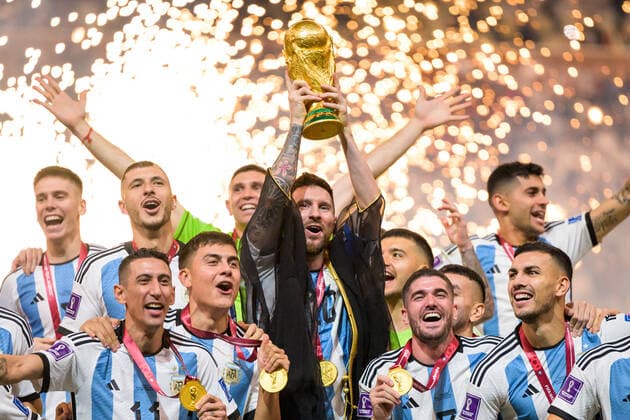 221218 Lionel Messi and players of Argentina celebrate with the FIFA World Cup Trophy after winning the FIFA World Cup 2022 final between Argentina and France on December 18, 2022 in Doha Photo Joel Marklund BILDBYRAN code JM JM0415 bbeng football football soccer fotball vm fotbols vm fotball vm soccer world cup 2022 fifa world cup 2022 final argentina france france champions world champions FIFA World Cup Champions Gold medalist jubilation celebration,  Copyright: JOELxMARKLUND BB221218JM195