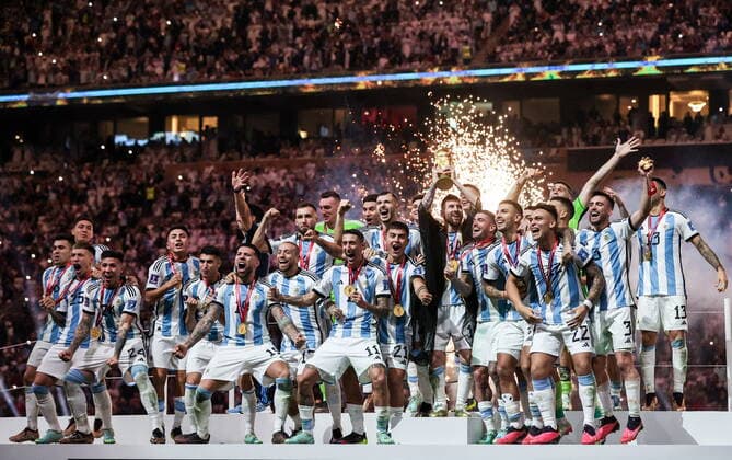 Sport Bilder des Tages QATAR, LUSAIL - DECEMBER 18, 2022: Team Argentina celebrate during the trophy ceremony for the 2022 FIFA World Cup, WM, Weltmeisterschaft, Fussball final football match between Argentina and France at Lusail Iconic Stadium. Argentina won 3-3 (4-2) in a penalty shootout. Sergei Bobylev TASS  56487886