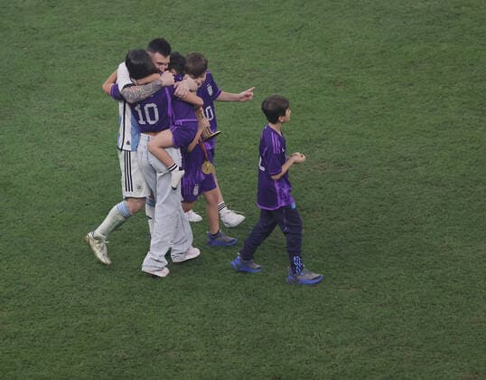 Argentina v France 2022 FIFA World Cup, WM, Weltmeisterschaft, Fussball Lionel Messi of Argentina with his family celebrates winning the 2022 FIFA World Cup Final between Argentina and France at Lusail Stadium, Lusail Content Not Available For UK Newspapers Copyright: xPaulxChestertonx FIL-17843-0410 UK Newspapers OUT