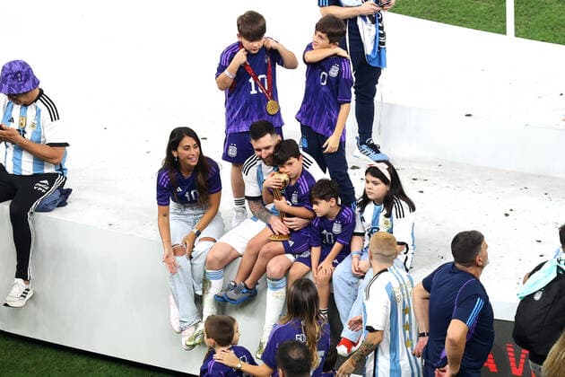 Finale der FIFA Fussball-Weltmeisterschaft 18. Dezember 2022, Lusail City Finale der FIFA Fussball-Weltmeisterschaft Katar 2022 Argentinien gegen Frankreich Lionel Messi aus Argentinien mit seiner Familie und der Trophäe Foto Charlotte Wilson Offside Doha Katar  Copyright: xCharlottexWilsonx xOffsidexOffside