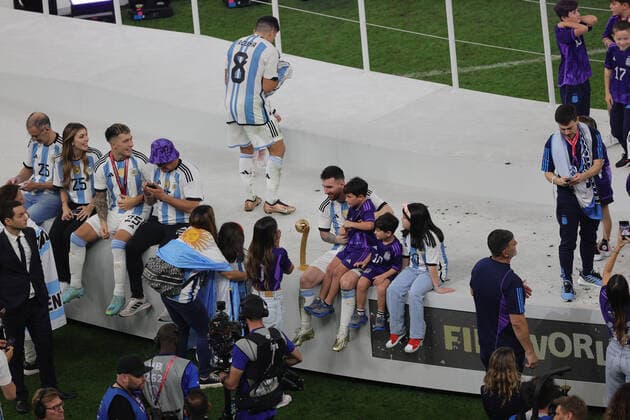 Argentina v France 2022 FIFA World Cup, WM, Weltmeisterschaft, Fussball Lionel Messi of Argentina with his family celebrates winning the 2022 FIFA World Cup Final between Argentina and France at Lusail Stadium, Lusail Content Not Available For UK Newspapers Copyright: xPaulxChestertonx FIL-17843-0415 UK Newspapers OUT