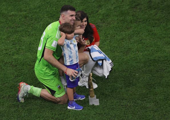 Argentina v France 2022 FIFA World Cup, WM, Weltmeisterschaft, Fussball Emiliano Martinez of Argentina with his family celebrates winning the 2022 FIFA World Cup Final between Argentina and France at Lusail Stadium, Lusail Content Not Available For UK Newspapers Copyright: xPaulxChestertonx FIL-17843-0427 UK Newspapers OUT