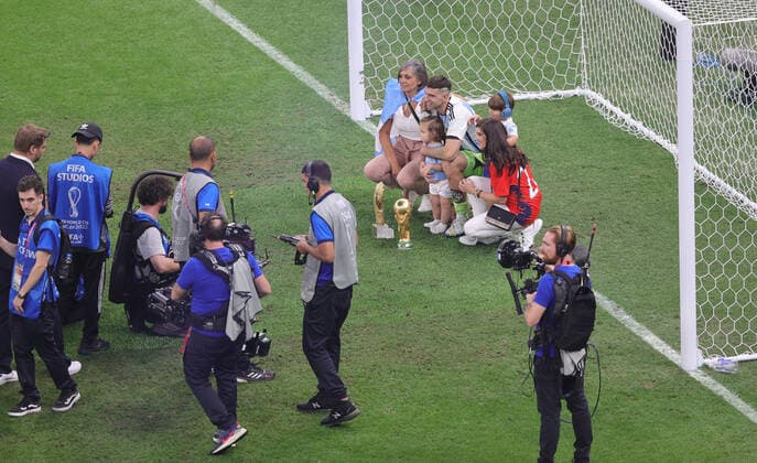 Argentina v France 2022 FIFA World Cup, WM, Weltmeisterschaft, Fussball Emiliano Martinez of Argentina celebrates with his family after winning the World Cup during the 2022 FIFA World Cup Final between Argentina and France at Lusail Stadium, Lusail Content Not Available For UK Newspapers Copyright: xPaulxChestertonx FIL-17843-0434 UK Newspapers OUT