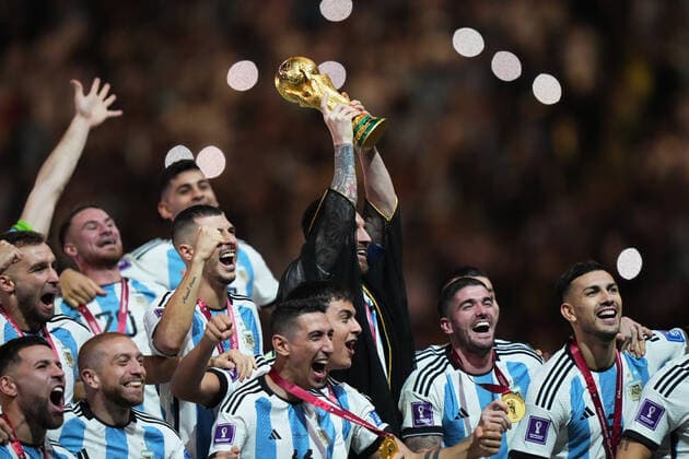 QAT: Argentina v France. FIFA World Cup, WM, Weltmeisterschaft, Fussball Qatar 2022. Final Lionel Messi of Argentina lifts the World Cup during the FIFA World Cup Qatar 2022 match, Final, between Argentina and France played at Lusail Stadium on Dec 18, 2022 in Lusail, Qatar. Copyright: xBaguxBlancox xPRESSINx WC_221218_278