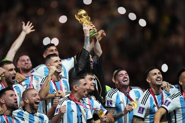 QAT: Argentina v France. FIFA World Cup, WM, Weltmeisterschaft, Fussball Qatar 2022. Final Lionel Messi of Argentina lifts the World Cup during the FIFA World Cup Qatar 2022 match, Final, between Argentina and France played at Lusail Stadium on Dec 18, 2022 in Lusail, Qatar. Copyright: xBaguxBlancox xPRESSINx WC_221218_279
