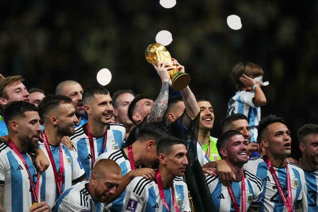 QAT: Argentina v France. FIFA World Cup, WM, Weltmeisterschaft, Fussball Qatar 2022. Final Lionel Messi of Argentina lifts the World Cup during the FIFA World Cup Qatar 2022 match, Final, between Argentina and France played at Lusail Stadium on Dec 18, 2022 in Lusail, Qatar. Copyright: xBaguxBlancox xPRESSINx WC_221218_281