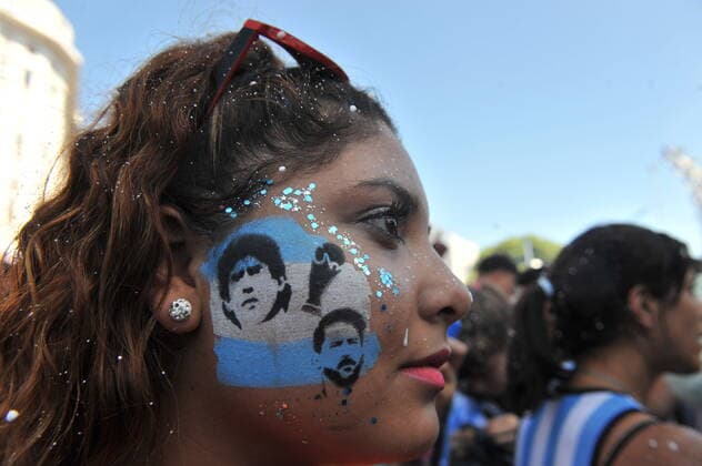 Football Football - Finale de la Coupe du monde de la FIFA Qatar 2022 - Fans Ã Buenos Aires - Buenos Aires, Argentine - 18 dÃ cembre 2022 Les fans argentins cÃ lebrent leur victoire dans la Coupe du monde. FOOTBALL : Coupe du Monde de la FIFA - Qatar 2022 - Les supporters Ã Buenos Aires - 18 12 2022 JaimeOlivos Panoramic 