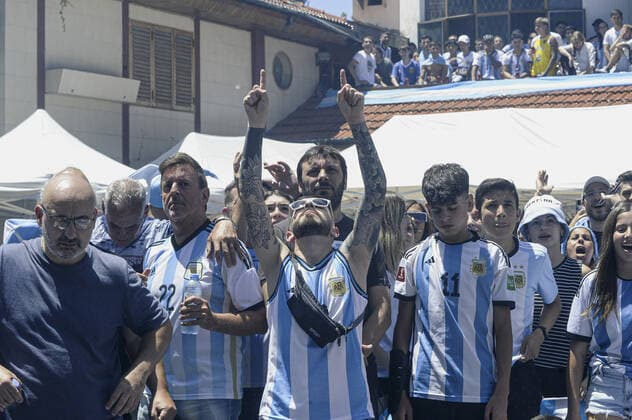 supporter de l argentine celebrant devant la maison de Maradona a Villa Devoto Argentina FOOTBALL : Coupe du Monde de la FIFA - Qatar 2022 - Les supporters Ã Buenos Aires - 18 12 2022 JaimeOlivos Panoramic 