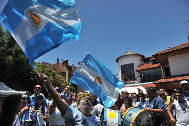 supporter de l argentine celebrant devant la maison de Maradona a Villa Devoto Argentina FOOTBALL : Coupe du Monde de la FIFA - Qatar 2022 - Les supporters Ã Buenos Aires - 18 12 2022 JaimeOlivos Panoramic 
