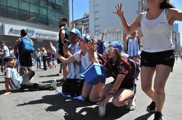 Football Football - Finale de la Coupe du monde de la FIFA Qatar 2022 - Fans Ã Buenos Aires - Buenos Aires, Argentine - 18 dÃ cembre 2022 Les fans argentins cÃ lebrent leur victoire dans la Coupe du monde. FOOTBALL : Coupe du Monde de la FIFA - Qatar 2022 - Les supporters Ã Buenos Aires - 18 12 2022 JaimeOlivos Panoramic 