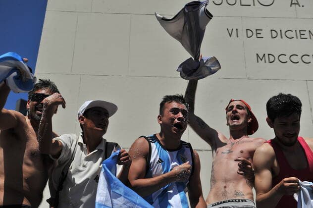 Football Football - Finale de la Coupe du monde de la FIFA Qatar 2022 - Fans Ã Buenos Aires - Buenos Aires, Argentine - 18 dÃ cembre 2022 Les fans argentins cÃ lebrent leur victoire dans la Coupe du monde. FOOTBALL : Coupe du Monde de la FIFA - Qatar 2022 - Les supporters Ã Buenos Aires - 18 12 2022 JaimeOlivos Panoramic 